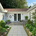 Idyllically Situated Wooden House By The Forest بيت للعطل
