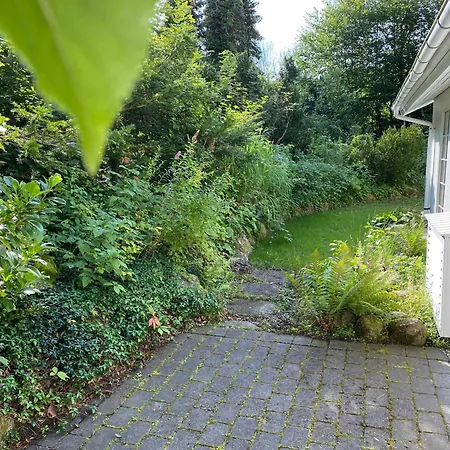 Idyllically Situated Wooden House By The Forest بيت للعطل