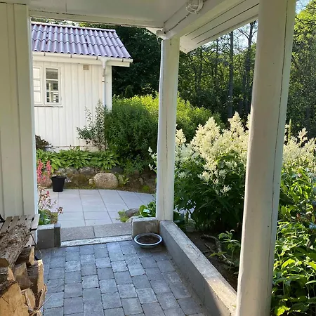 Idyllically Situated Wooden House By The Forest بيت للعطل *